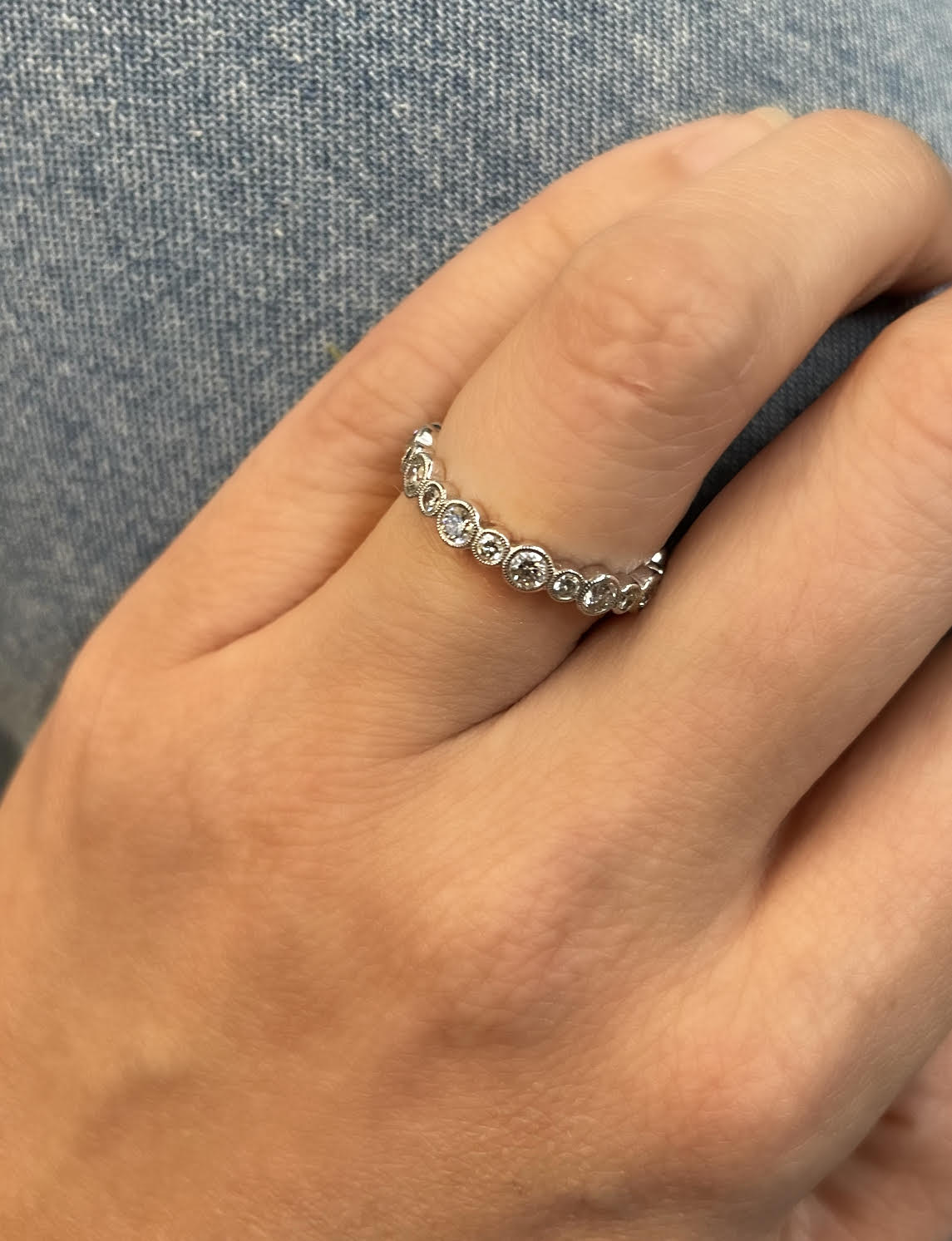 Alternating Round Bezel Diamond Band